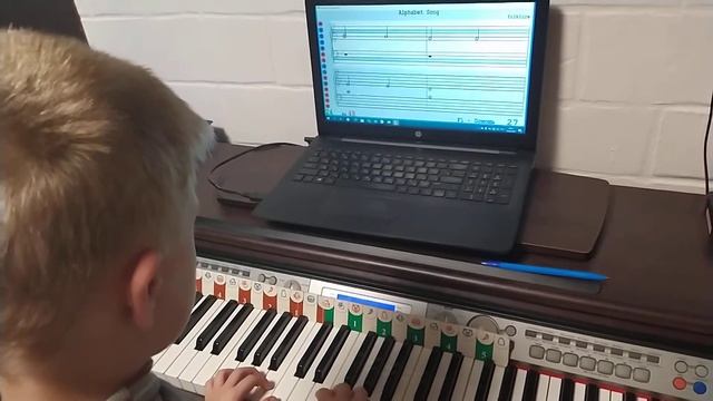 Учимся читать ноты с программой софт Моцарт, Денис, 7 лет смотреть онлайн