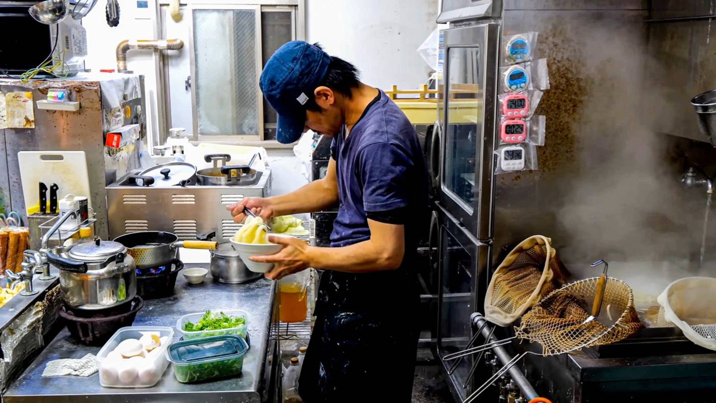 Японская кухня. Ресторан, предлагающий темпуру-удон, который обслуживает 120 человек за три часа. смотреть онлайн