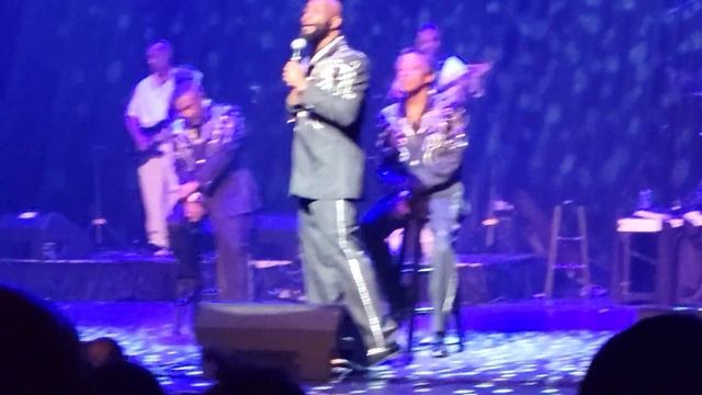 The Spinners singing "Sadie" at Music Hall. смотреть онлайн