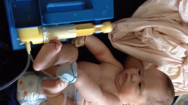 4 month old playing with Medela Lactina Plus 3 смотреть онлайн
