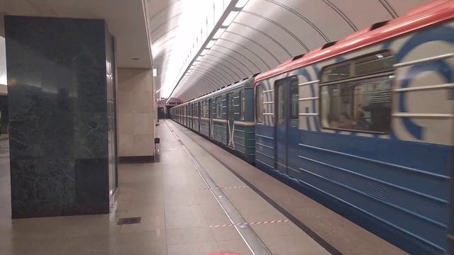 Moscow metro/ Метропоезд НОМЕРНОЙ на станции "Трубная". ЛЮБЛИНСКО-ДМИТРОВСКАЯ ЛИНИЯ (10). смотреть онлайн