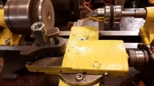 Токарный станок т-65 в работе