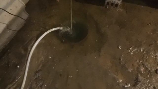 Откачиваю воду из подвала смотреть онлайн