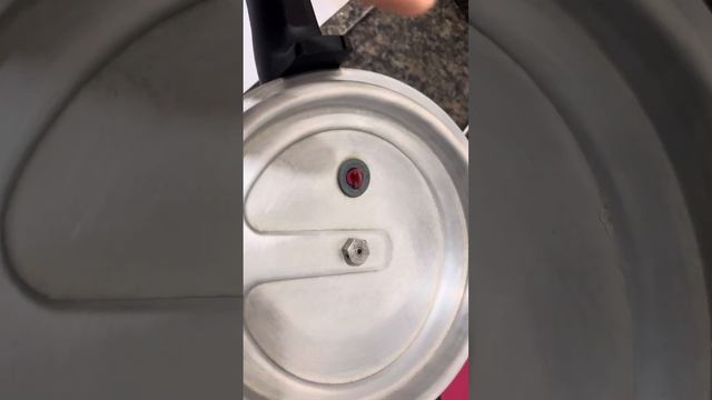 Como a panela de pressão explode qual o motivo pressure cooker смотреть онлайн