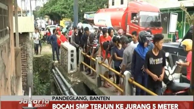 Bermain HP saat bawa motor, bocah SMP jatuh ke jurang di Pandeglang - Jakarta Today 18/02 смотреть онлайн