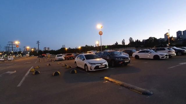 Открытая парковка возле МореМолла теперь платная после двух часов стоянки, следующий 100 рублей час смотреть онлайн