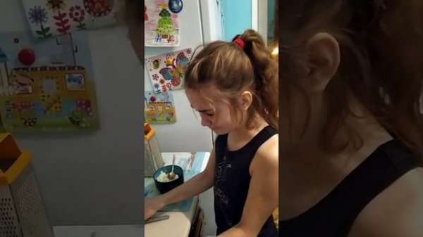 Тасёк делает бутерброды