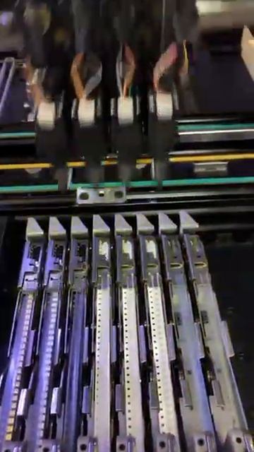 В производстве металлоискателей используем робот автоматической расстановки компонентов. смотреть онлайн