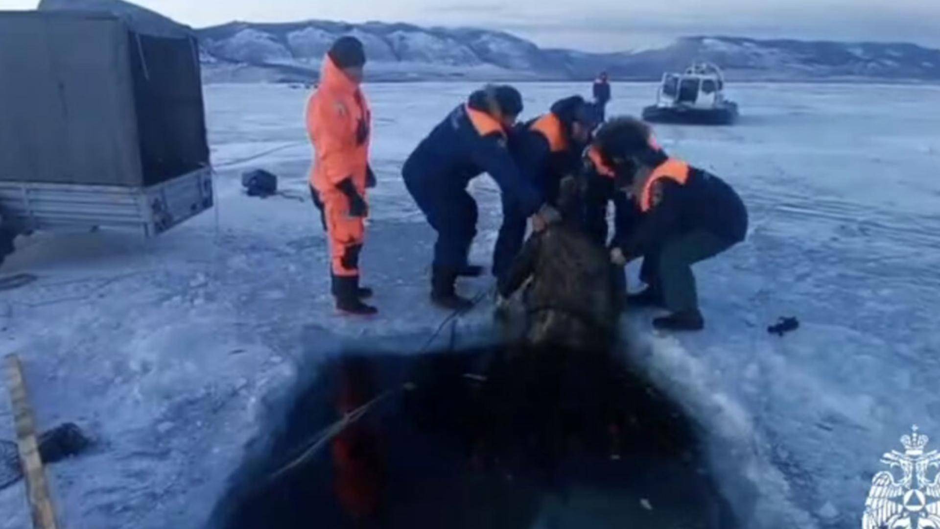 Машина с двумя рыбаками провалилась под лед на Байкале смотреть онлайн