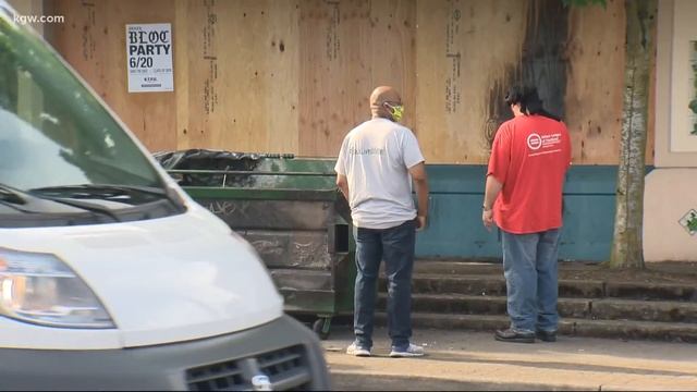 Empty sidewalks, boarded windows and upset business owners in downtown Portland смотреть онлайн