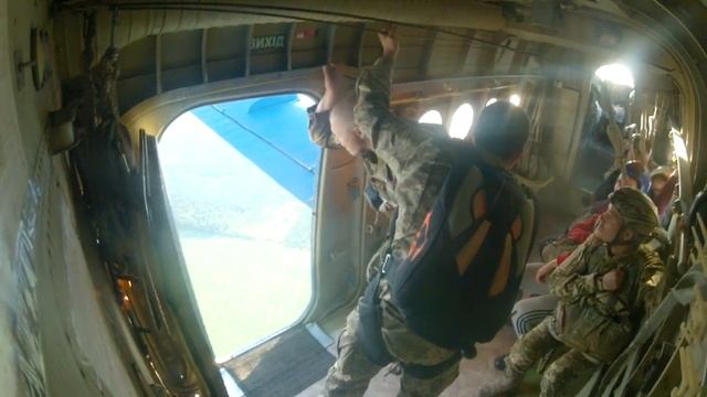 Опасный прыжок с парашютом! #skydiving #extreme #extremesports смотреть онлайн