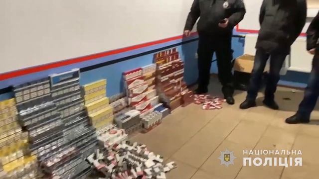 Поліцейські вилучили з незаконного обігу понад 1 900 пачок цигарок без марок акцизного податку смотреть онлайн