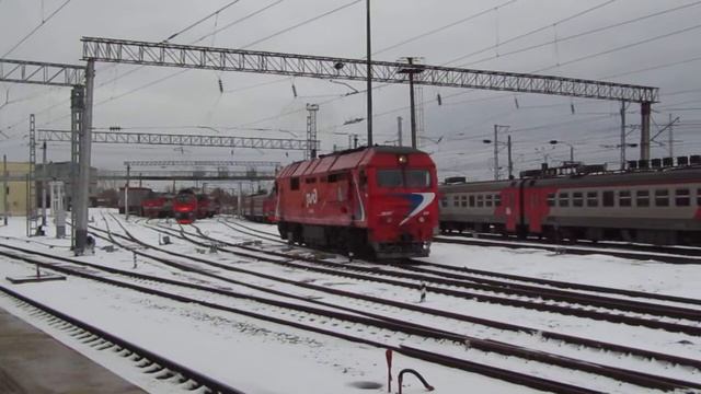 "В заводском окрасе!" ТЭП70БС-073 выполняет манёвры на станции Казань-1. смотреть онлайн