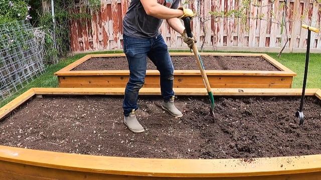 How to Hand Till a Garden Three Different Ways смотреть онлайн