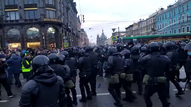 Попытка прорыва полиции через канал Грибоедова смотреть онлайн