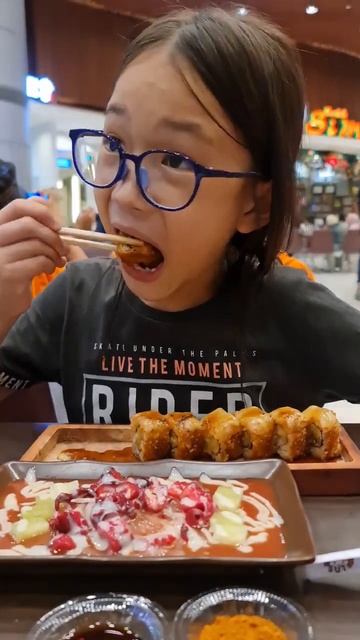 SUSHI OCTOPUS SALAD SELALU LEWAT BARU SEKARANG DICOBA‼️ SUSHI SUTEKI 🤤 #shorts #kulinersurabaya смотреть онлайн