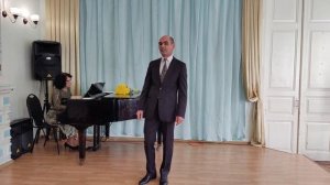 Идёт солдат по городу