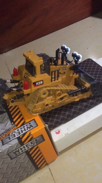 Bulldozer showed the power on the box смотреть онлайн