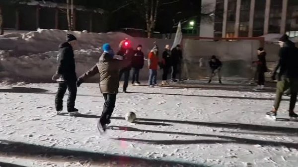 Футбол на коньках