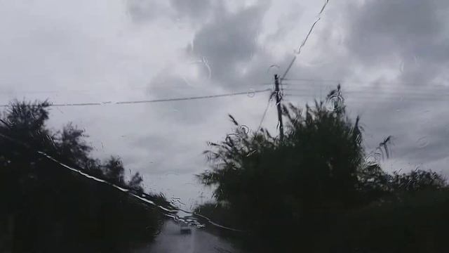 Сильный дождь в деревне смотреть онлайн