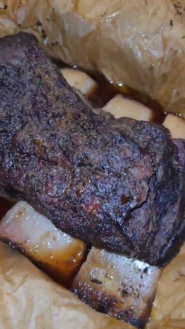 Что делать, пока в смокере готовятся говяжьи рёбрышки 🍖? Я очистил двор от снега☺️ #shorts смотреть онлайн