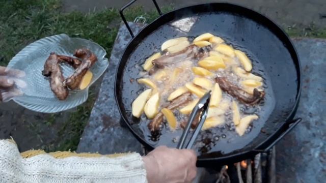 НЕМНОЖКО О ПИЩЕ В ГАРАЖАХ (ЖАРЕННАЯ КАРТОШКА С РЁБРЫШКАМИ) МЕЖДУ РАБОТОЙ. смотреть онлайн