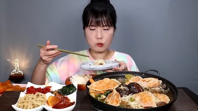 맛있는먹방♡ 미친만두 넣고 소불고기 버섯 전골 만들기~☺️ 콩잎, 도라지 볶음, 더덕 무침, 먹방 Spicy dumplings, beef bulgogi, kimchi mukban смотреть онлайн