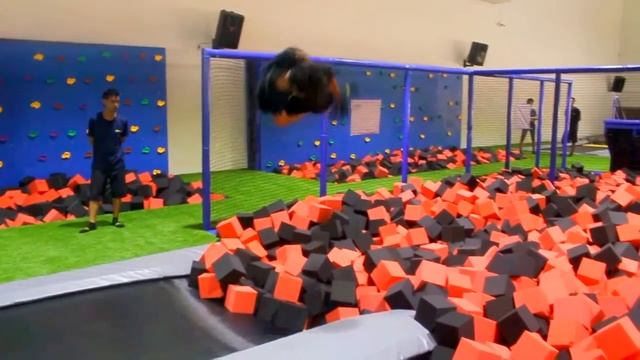 MLOWSOTION TRAMPOLINE - AMPED JAKARTA смотреть онлайн