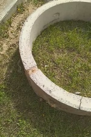 Обрезал ЖБИ кольцо (колодец)  болгаркой.