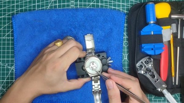 HOW TO CHANGE BATTERY OF OMAX WATCH