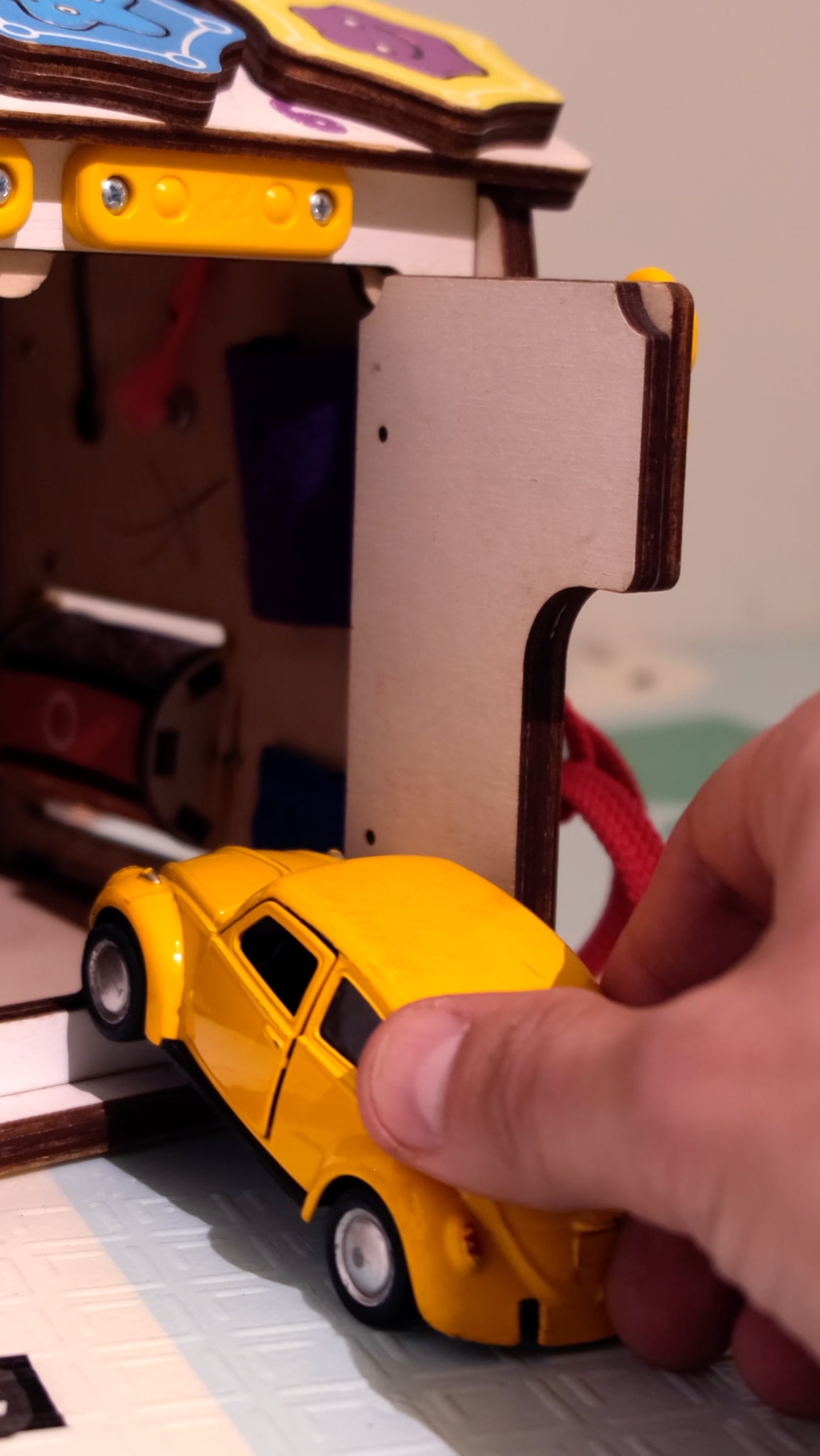 Машинка заезжает в гараж