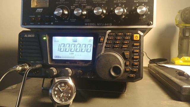 Casio Wave Ceptor WVA-M630B-1ACF vs. Alinco DX-SR8T (WWV) смотреть онлайн