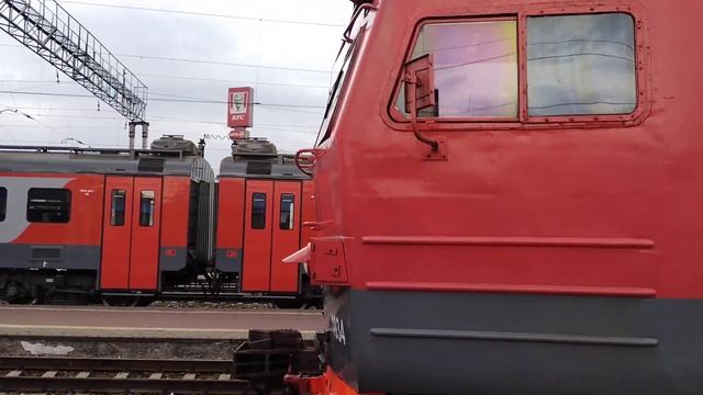 Электропоезд ЭР2К-1218/1034 и Электровоз 2ЭС6-1268 с грузовым поездом. смотреть онлайн