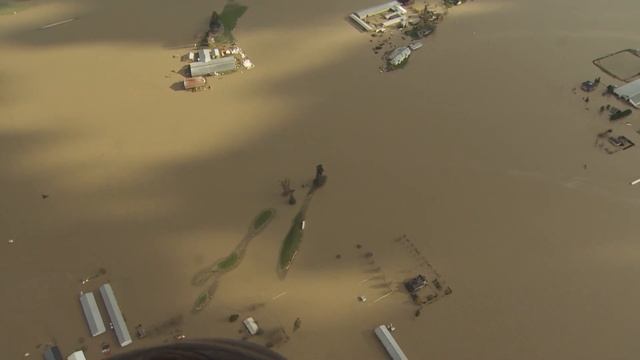 Aerial view of flood damage in B.C.'s Fraser Valley смотреть онлайн