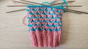 Ленивый жаккард Сеточка. Для носочков. Вяжется просто без схемы.