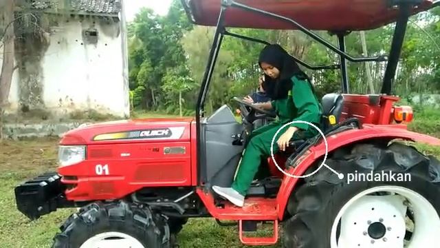 Pengoprasian Traktor Roda 4 смотреть онлайн