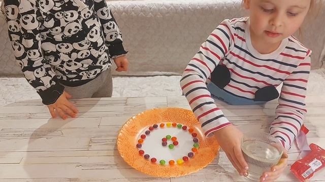 ТРЕНДОВЫЙ ОПЫТ ДЛЯ ДЕТЕЙ😍РАДУЖНЫЙ ОПЫТ🌈 СКИТЛС😀 смотреть онлайн