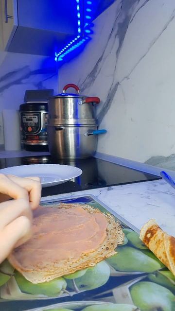 Блинчики с икрой минтая, дёшево и вкусно. Но икра очень солёная!!!!