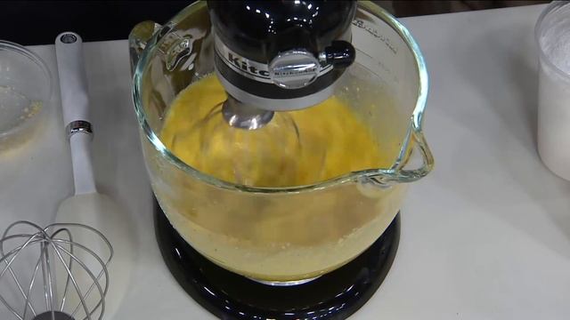 KitchenAid 5qt. 300W Tilt Head Stand Mixer w/Glass Bowl & Flex Edge on QVC смотреть онлайн