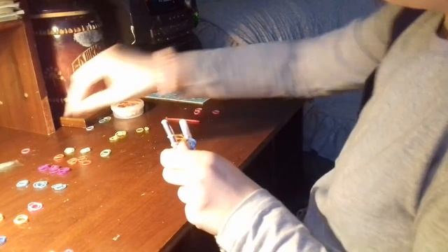 Делаем браслет из резинок. Без станка..... смотреть онлайн