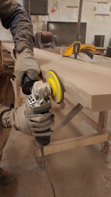 cleaning an edge with a grinder. #woodworking #diy #wood #woodwork #woodshop смотреть онлайн