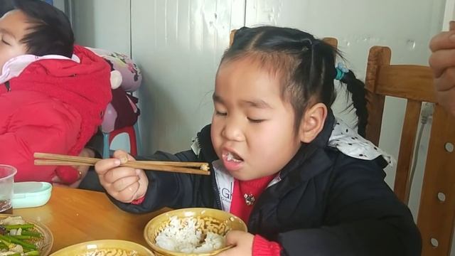苗大姐和小姐妹下馆子，9人3斤排骨3盘菜，好久没吃这么饱了，过瘾！【苗阿朵美食】 смотреть онлайн