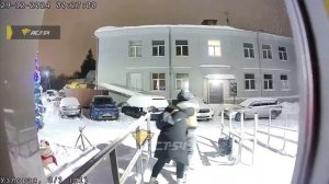 В Новосибирске женщина избила мужа и его любовницу у подъезда