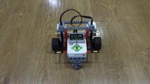 Как сделать так, чтоб робот EV3 ехал прямо, а не сворачивал