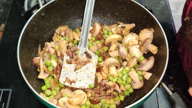 आइए बनाते हैं मशरूम मटर की एक खास रेसिपी | MUSHROOM MATAR RECIPE.. смотреть онлайн