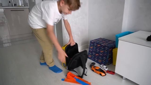 Марк распаковывает игрушечные машинки ТОП-брендов смотреть онлайн