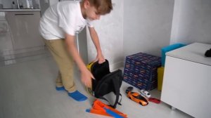 Марк распаковывает игрушечные машинки ТОП-брендов