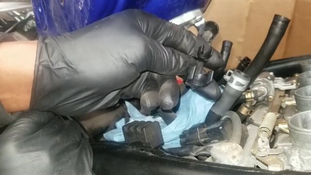 PROJECT: Yamaha R1 Fuel Tank Removal смотреть онлайн