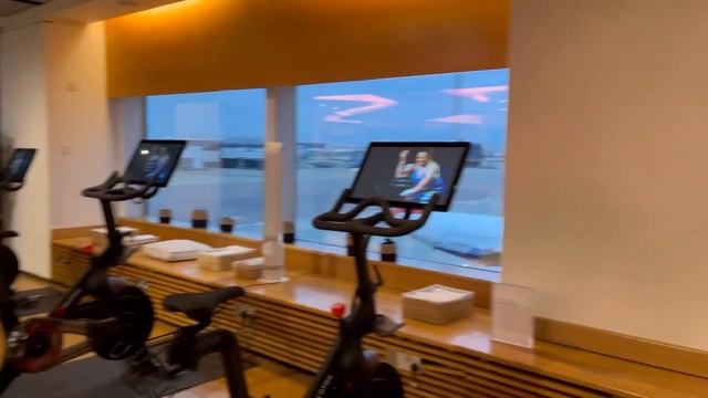 Virgin Upper Class Club Lounge at Heathrow Airport смотреть онлайн