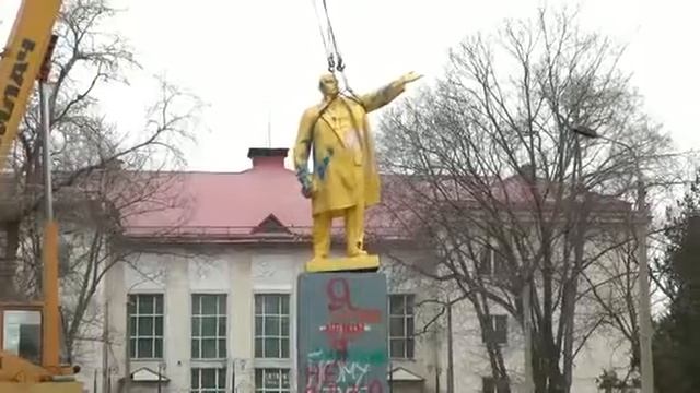В Светловодске демонтировали памятник Ленина 25 02 2014 смотреть онлайн